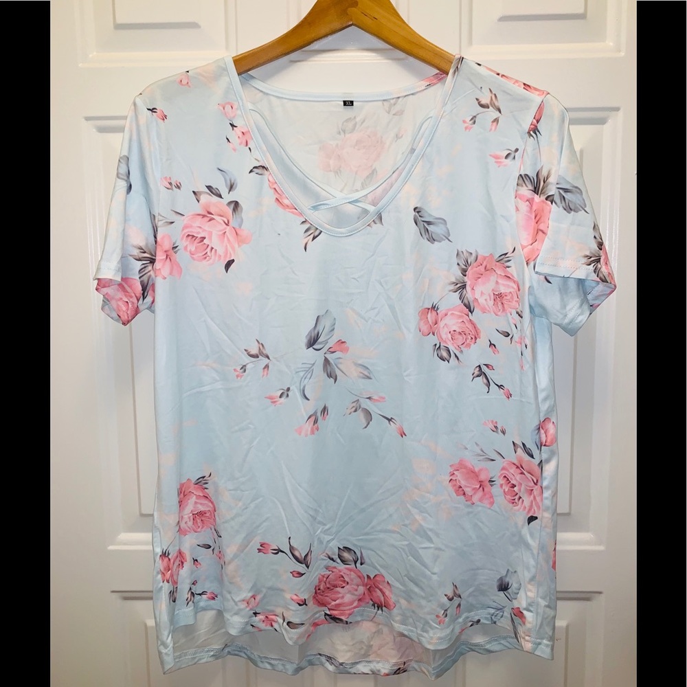 2 for $8 🌸 Strappy flora Tee XL